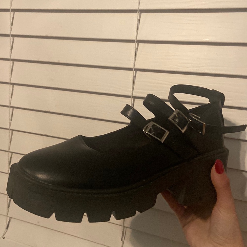 Platform ankle toed shoes